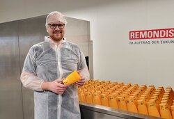 Johannes Hatting vor der Spülanlage im Spülzentrum Essen